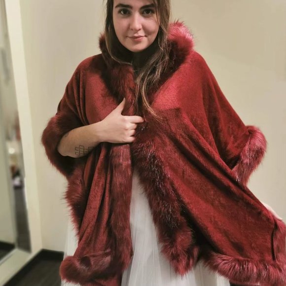 Red faux fur hooded shawl - Picture 9 of 12